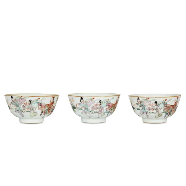 



LOT OF THREE PORCELAIN BOWLS WITH FIGURES, CHINA, QING DYNASTY, 20TH C.