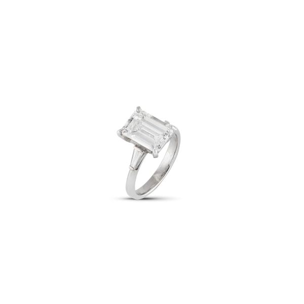 DIAMOND RING IN 18KT WHITE GOLD