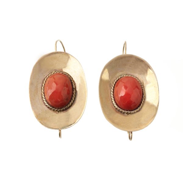 



CORAL DROP EARRINGS IN 9KT GOLD