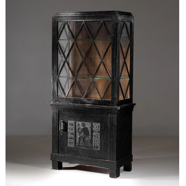 



WOODEN AND GLASS SHOWCASE&nbsp; 