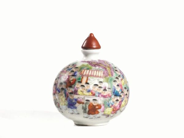 Snuff bottle, Cina fine dinastia Qing, in porcellana con decoro &ldquo;cento bambini&rdquo;, marcata Guangxu, alt. cm 8