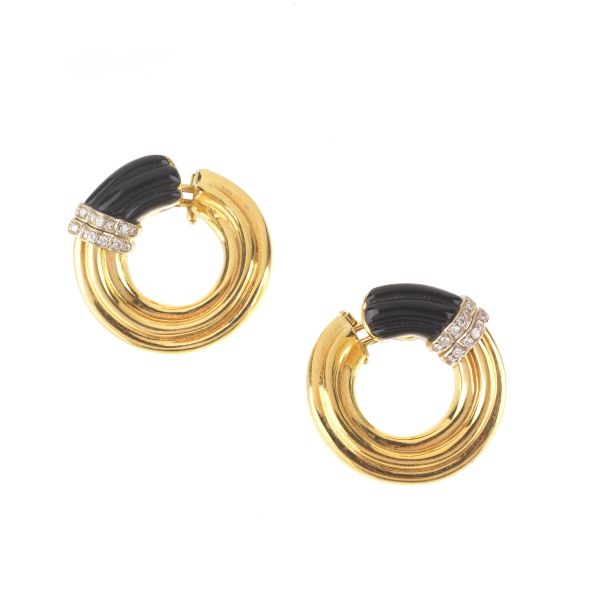 ONYX AND DIAMOND HOOP EARRINGS IN 18KT YELLOW GOLD