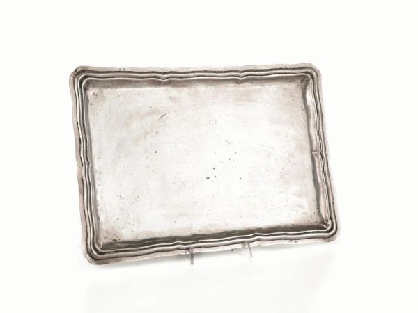  Vassoio di forma rettangolare, Napoli, sec. XX,  in argento, bordo sagomato, cm 46,5x31, g 1310