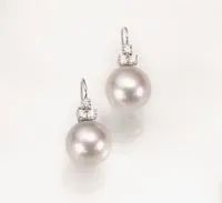  Paio di orecchini in oro bianco, perle e diamanti 