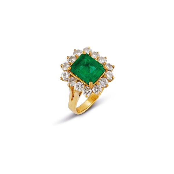 COLOMBIAN EMERALD AND DIAMOND RING IN 18KT YELLOW GOLD