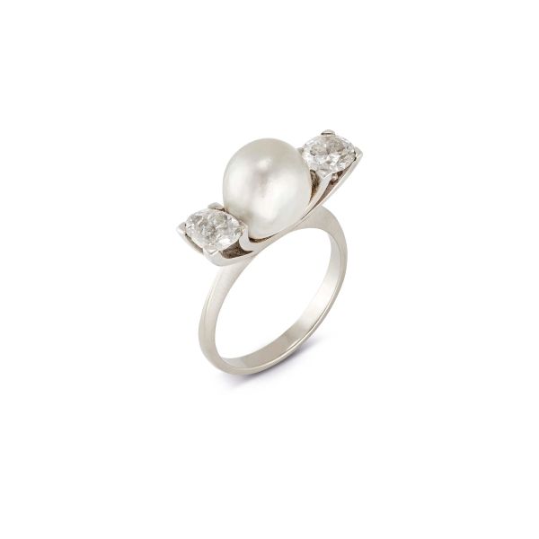 



RING WITH PEARL AND DIAMONDS