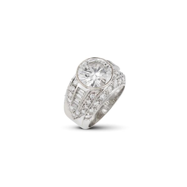 DIAMOND BAND RING IN 18KT WHITE GOLD