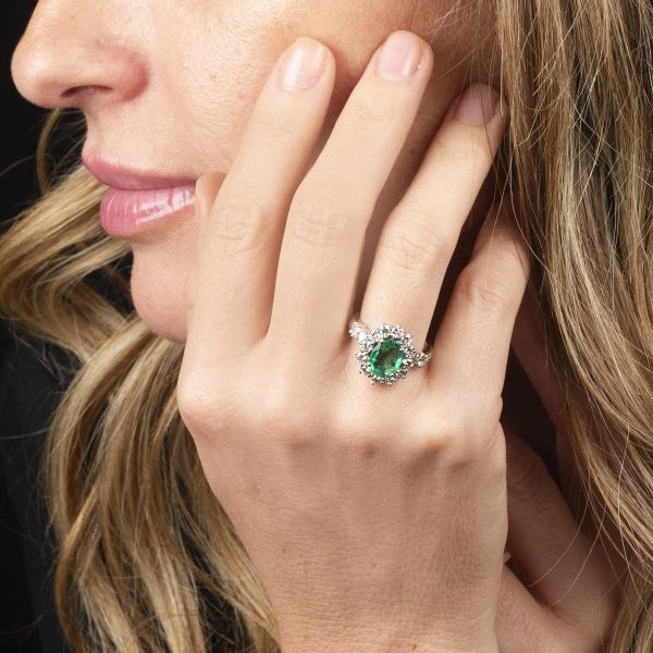 ANELLO CON SMERALDO E DIAMANTI
