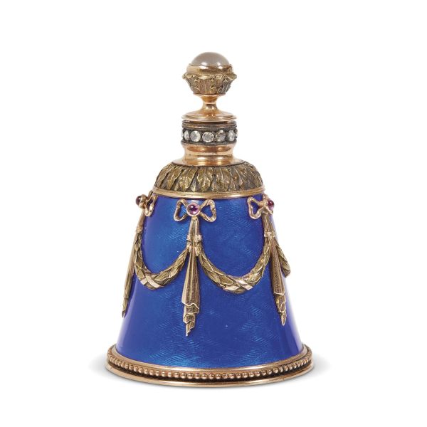 A SMALL RUSSIAN PARFUME BOTTLE, FIRST HALF 20TH CENTURY