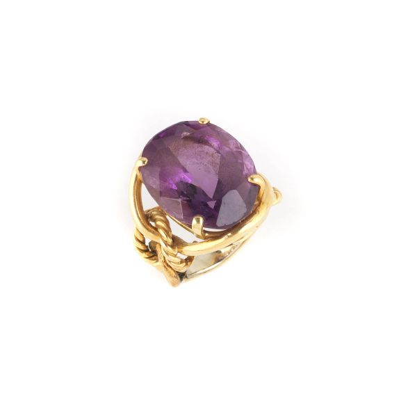 BIG AMETHYST RING IN 18KT YELLOW GOLD