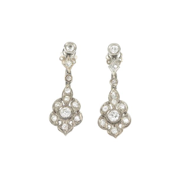 



PAIR OF DIAMOND EARRINGS