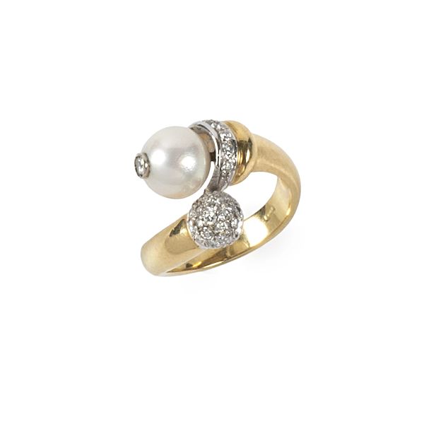 PEARL AND DIAMOND CONTRARIÈ RING IN 18KT YELLOW GOLD