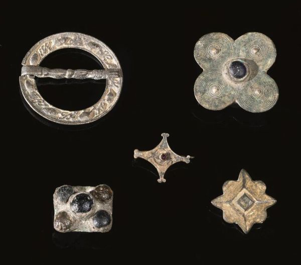 Quattro fibule in bronzo e una fibbia in argento