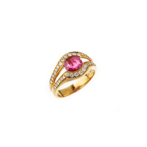 



RUBY AND DIAMOND RING IN 18KT YELLOW GOLD