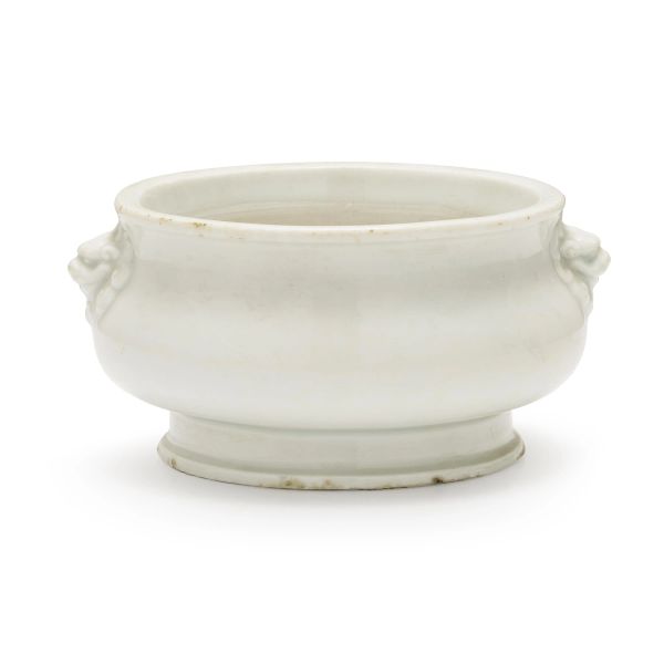 



INCENSIERE IN PORCELLANA BIANCA CON ANSE A TESTA DI LEONE, CINA, DINASTIA QING, SEC. XVIII