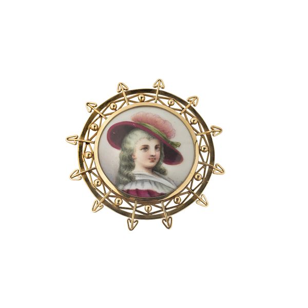BROOCH WITH MINIATURE IN 18KT YELLOW GOLD