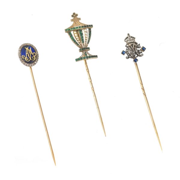 GROUP OF PINS IN GOLD AND SILVER