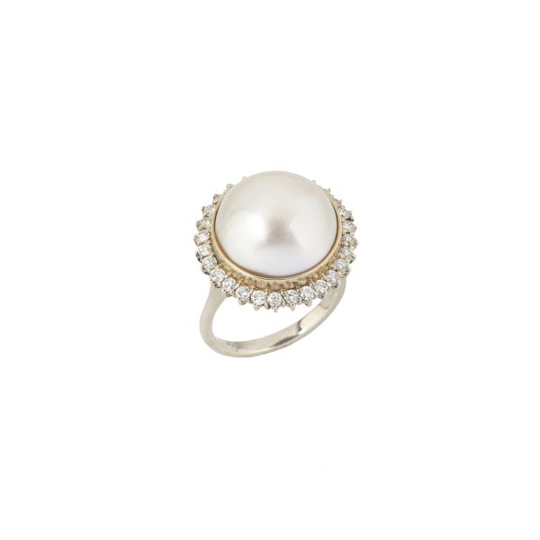 



RING WITH PEARL AND DIAMONDS