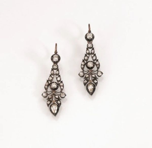  Paio di orecchini pendenti, sec. XIX, in argento, oro rosa e diamanti 