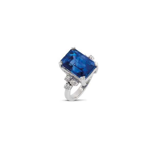 



CEYLON SAPPHIRE AND DIAMOND RING IN 18KT YELLOW GOLD 