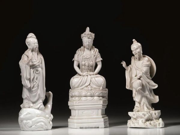  Tre figure Cina sec. XX,  in porcellana bianca, una raffigurante un Bodhisattva, una raffigurante un saggio su un delfino, e una un saggio con giara, alt. cm 36; cm 33; cm 31 (3)