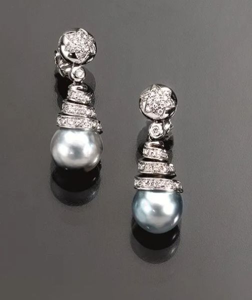 Paio di orecchini pendenti in oro bianco, diamanti e perle                  