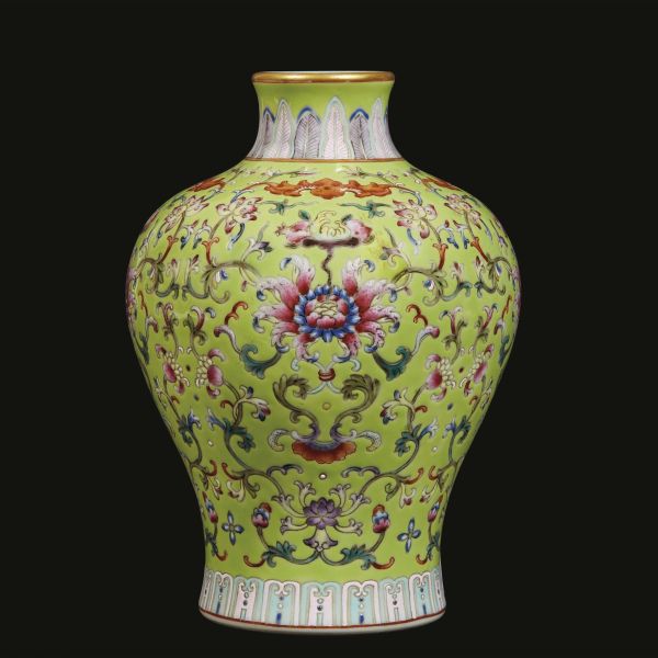 A VASE, CHINA, 20TH CENTURY