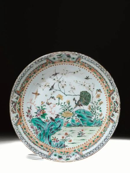 Piatto Cina dinastia Qing inizio sec. XIX, in porcellana policroma decorato con fiori, diam cm 40 ca