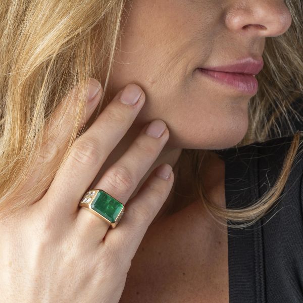 ANELLO A FASCIA CON SMERALDO E DIAMANTI