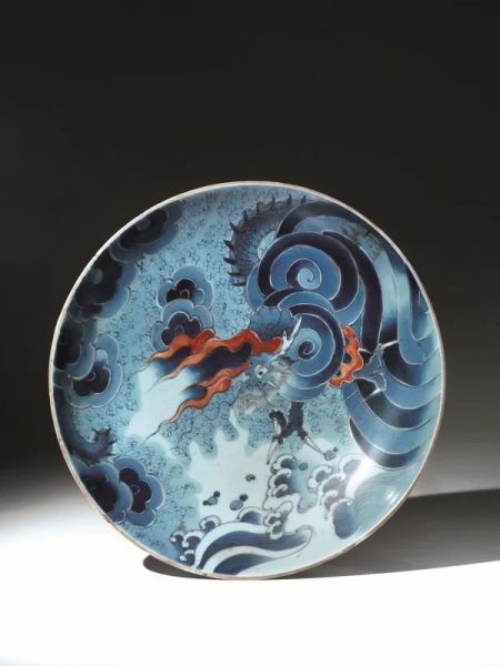  Grande piatto, Giappone sec. XIX-XX , in porcellana decorato con grande drago fra le nubi, diam. cm 40,  restauri  