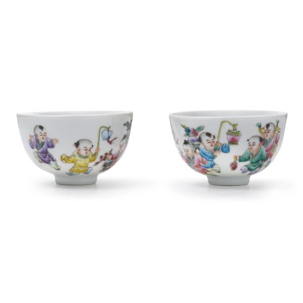 



A PAIR OF FAMILLE ROSE PORCELAIN BOWLS, CHINA, 20TH CENTURY 
