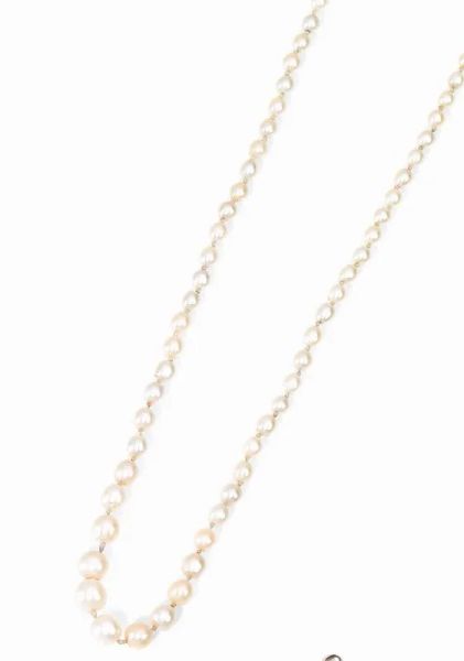  Collana in perle naturali, oro bianco, rose di diamanti e smeraldo, corredata di certificato gemmologico 