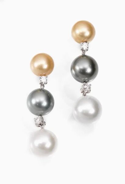 Paio di orecchini pendenti in oro bianco, perle South Sea e Tahiti e diamanti 
