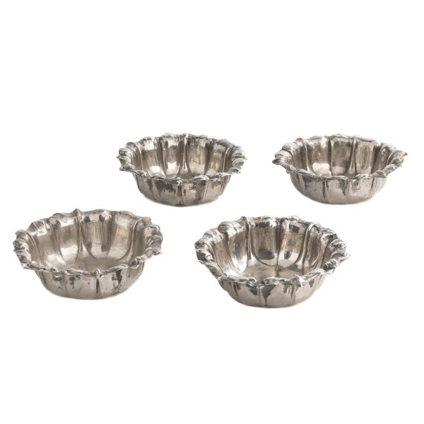 TWO SILVER PLATED METAL LITTLE TRAYS, 20TH CENTURY AND FOUR SILVER LITTLE CUPS, 20TH CENTURY
