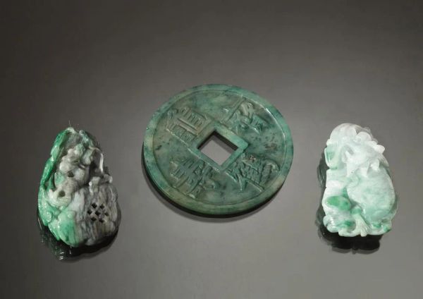 Una moneta e due intagli, Cina sec. XX, in giadeite, la moneta diam. cm 5,6, i due intagli cm 5,1