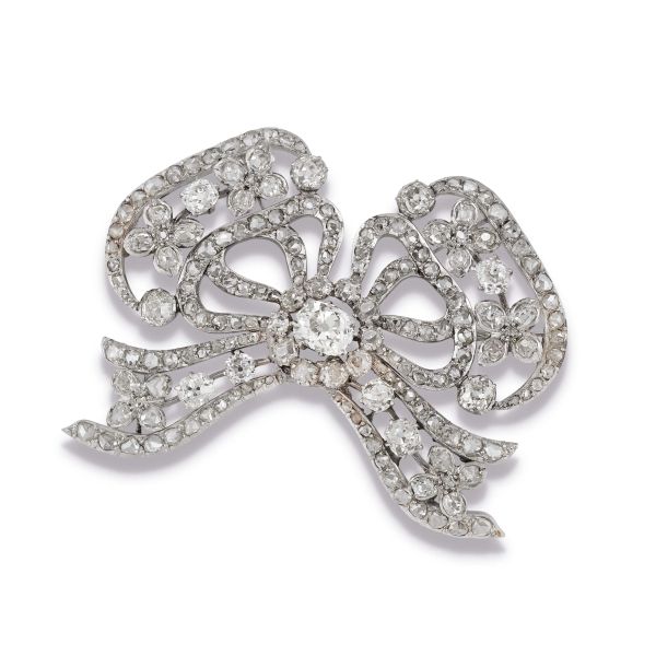 



BOW-SHAPED BROOCH WITH DIAMONDS