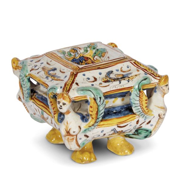 A SALT CELLAR, DERUTA, FIRST HALF 17TH CENTURY