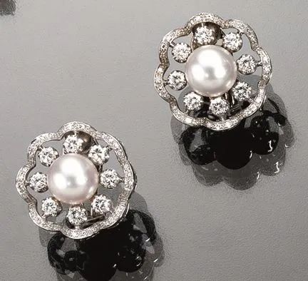  Paio di orecchini in oro bianco, diamanti e perle                           