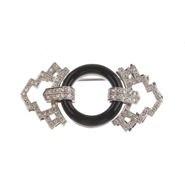 ONYX AND DIAMOND BROOCH IN 18KT WHITE GOLD