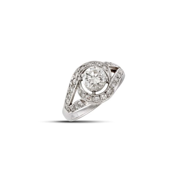 



ANELLO CON DIAMANTI