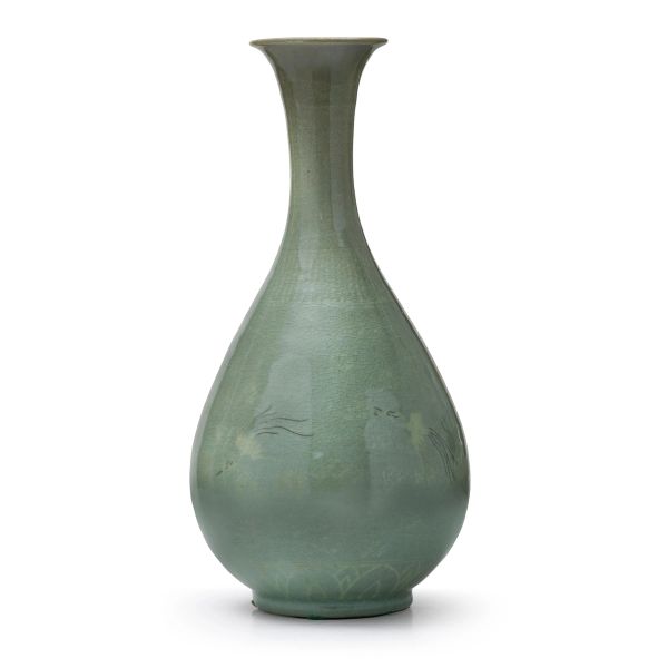 



A CELADON-GLAZED YUHUCHUNPING VASE, KOREA, MING DYNASTY 