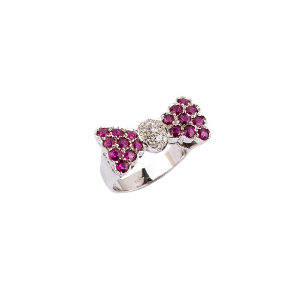 



RUBY AND DIAMOND RIBBON RING IN 18KT WHITE GOLD