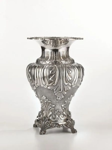  Grande vaso, sec. XX,  in argento, corpo a balaustro decorato da elementi fogliacei, quattro piedini a ricciolo, alt. cm 44,5, g 4.000