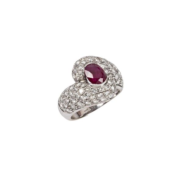 RUBY AND DIAMOND CONTRARIE BAND RING IN 18KT WHITE GOLD