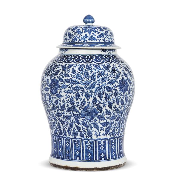 A VASE WITH LID, CHINA, QING DYNASTY, 18TH CENTURY