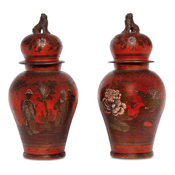 



A PAIR OF GERMAN VASES WITH LID, 18TH CENTURY