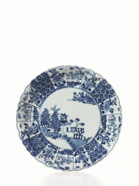  Piatto Cina dinastia Qing sec. XVIII , di forma lobata, in porcellana bianca e