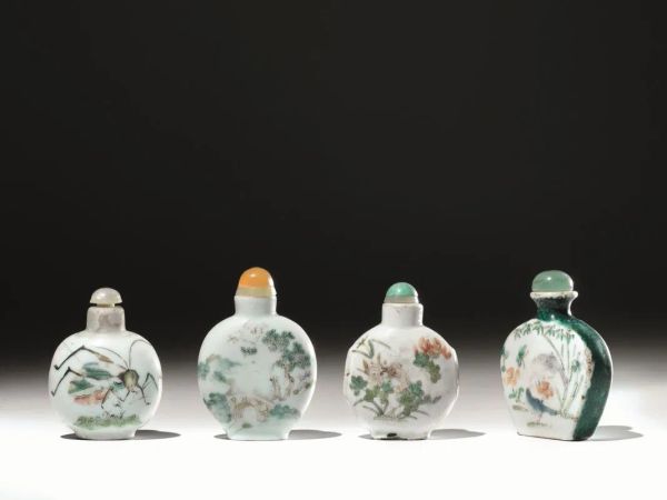  Quattro snuff bottles Cina sec. XIX -XX , in porcellana policroma decorate con motivi floreali e personaggi la piÃ¹ alt. alt. cm 7 (4)