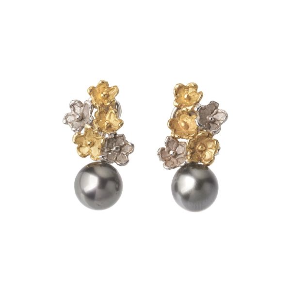 



GREY PEARL FLORAL EARRINGS IN 18KT TWO TONE GOLD