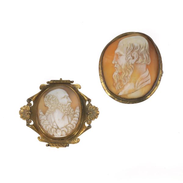 TWO CAMEO BROOCHES IN GOLDEN METAL